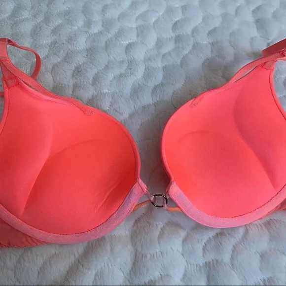 Victoria Secret Bombshell Lace Plunge Push Up Bra